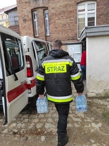 Strażacy z Polkowic dostarczyli wodę mineralną do szpitala w Bolesławcu