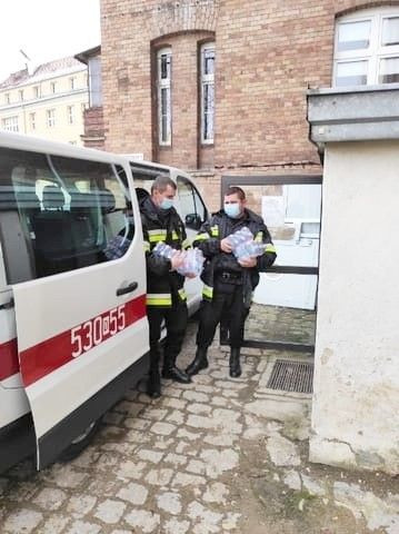 Strażacy z Polkowic dostarczyli wodę mineralną do szpitala w Bolesławcu