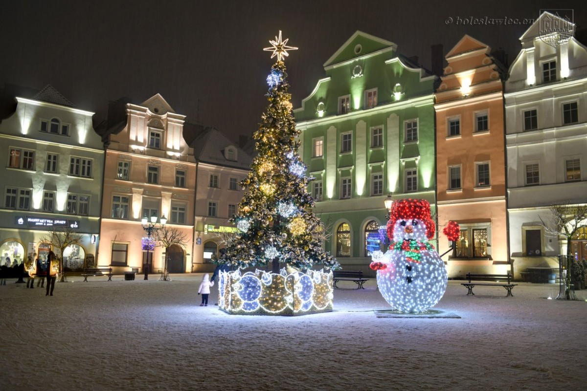 Zaśnieżony bolesławiecki rynek ze świątecznymi ozdobami