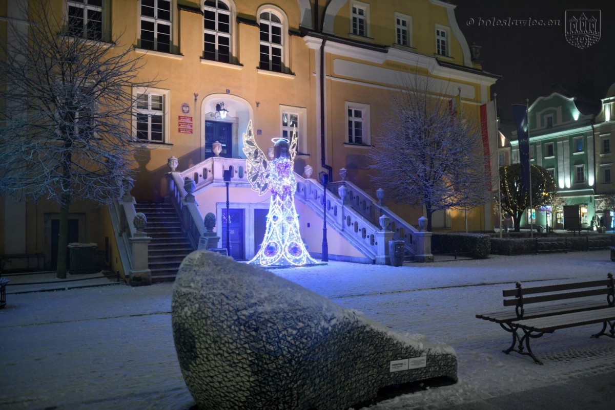 Zaśnieżony bolesławiecki rynek ze świątecznymi ozdobami
