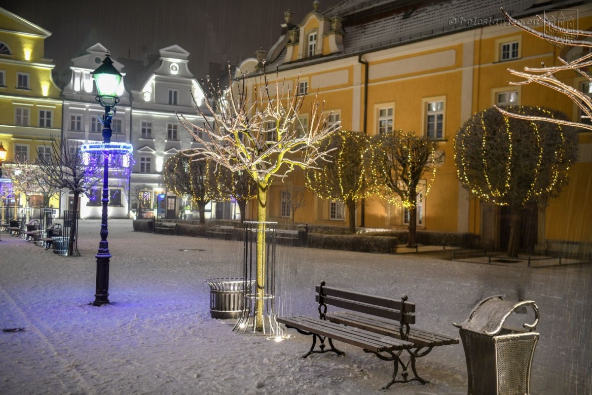 Zaśnieżony bolesławiecki rynek ze świątecznymi ozdobami