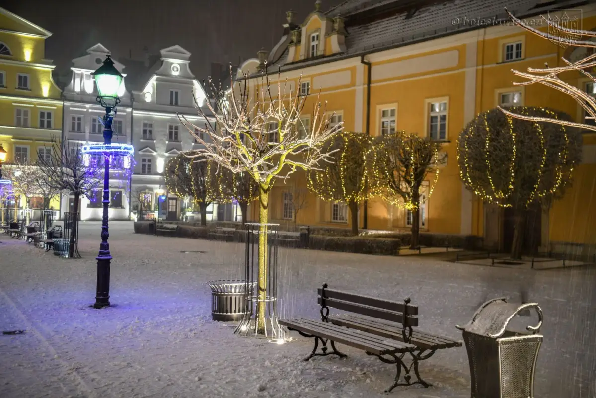 Zaśnieżony bolesławiecki rynek ze świątecznymi ozdobami