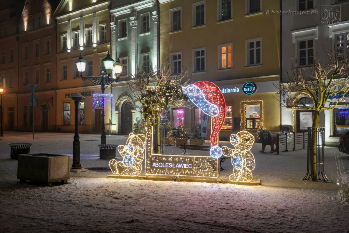 Zaśnieżony bolesławiecki rynek ze świątecznymi ozdobami