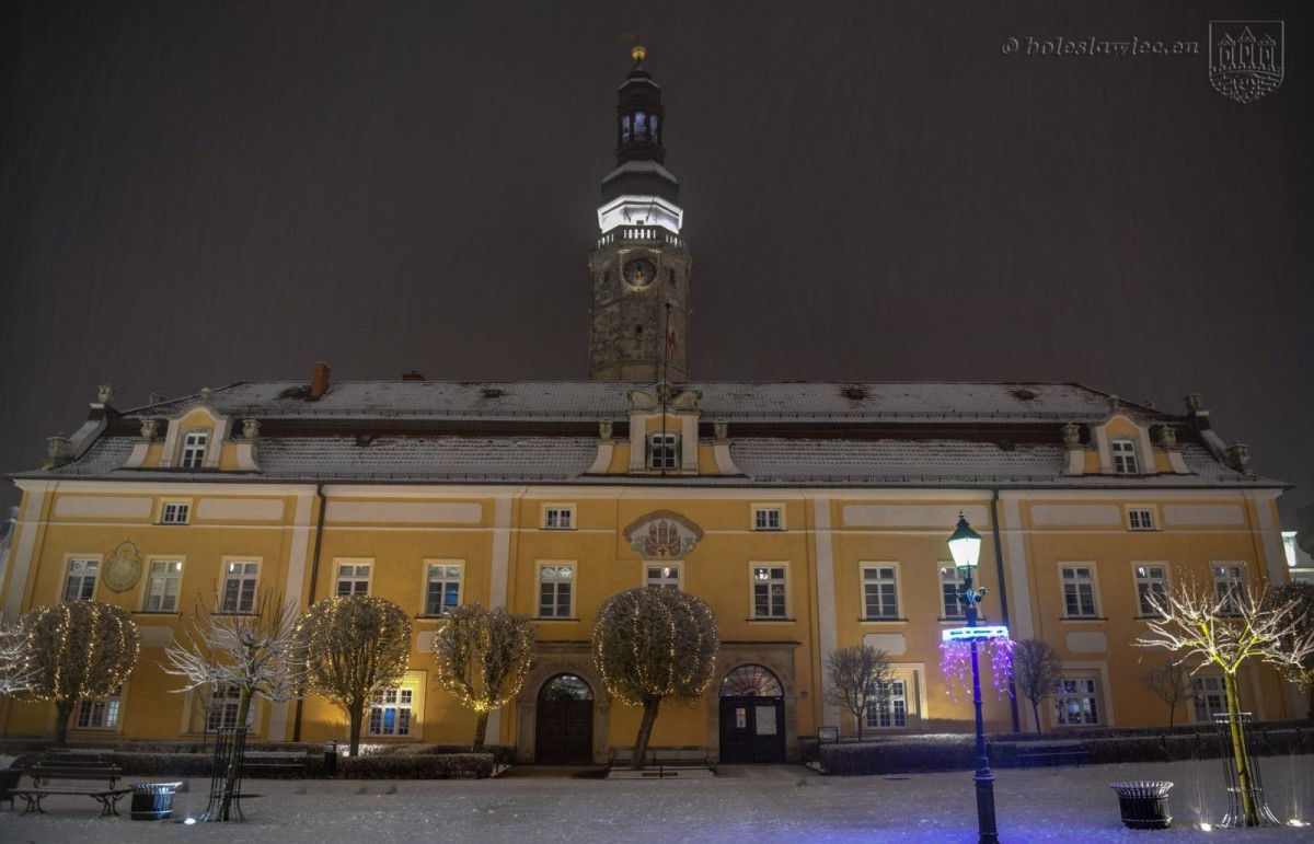Zaśnieżony bolesławiecki rynek ze świątecznymi ozdobami