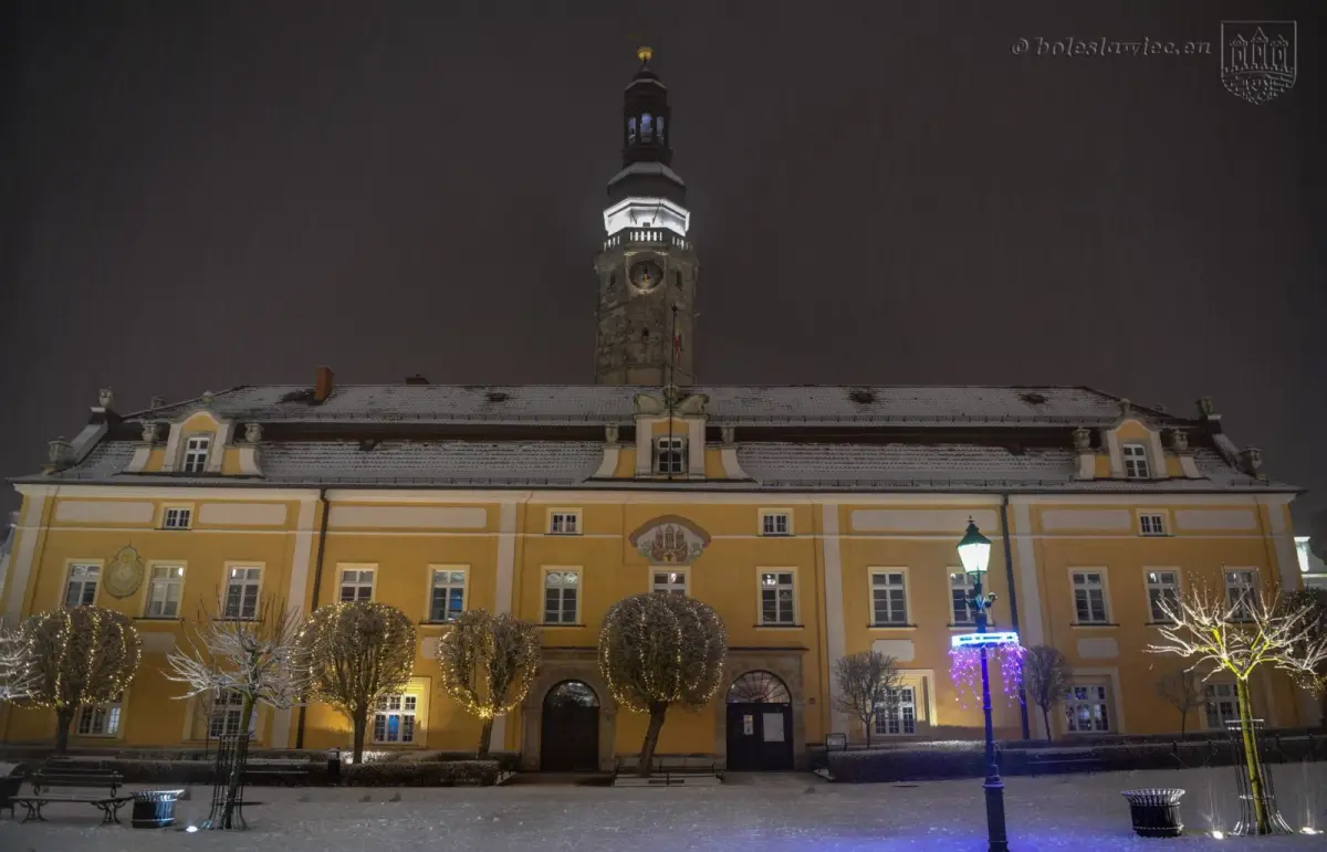 Zaśnieżony bolesławiecki rynek ze świątecznymi ozdobami