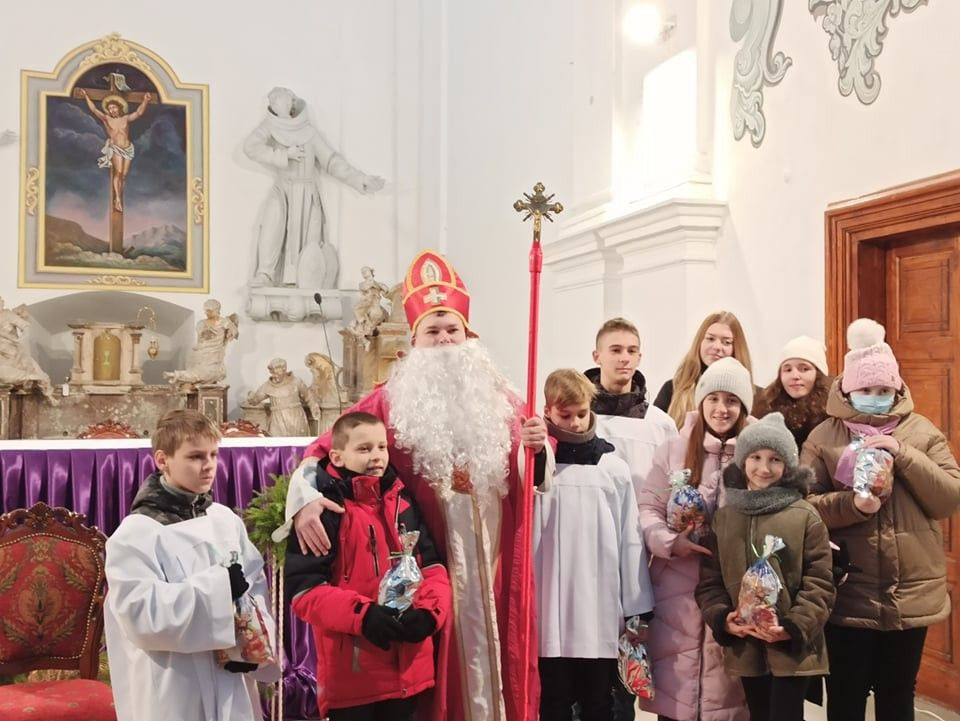 Mieszkańcy Zbaraża z paczkami