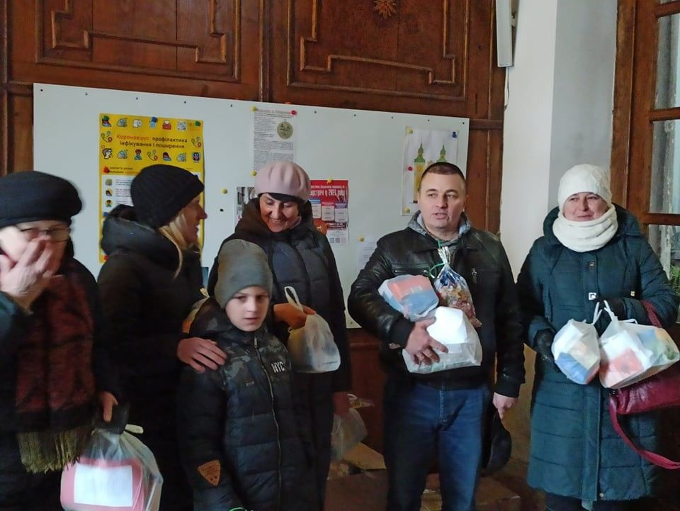 Mieszkańcy Zbaraża z paczkami