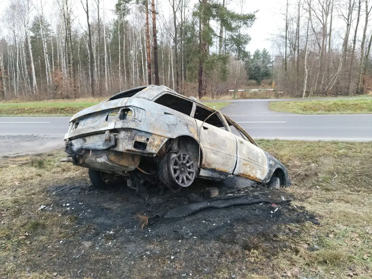 Spalone auto w rowie