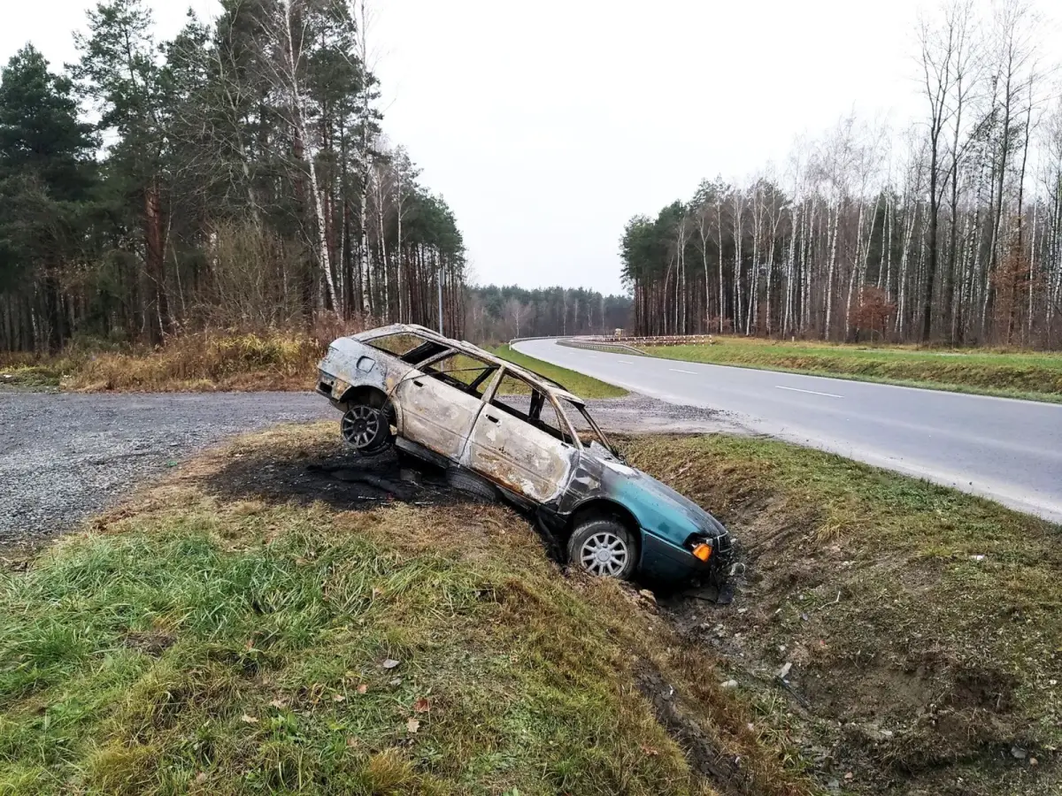 Spalone auto w rowie