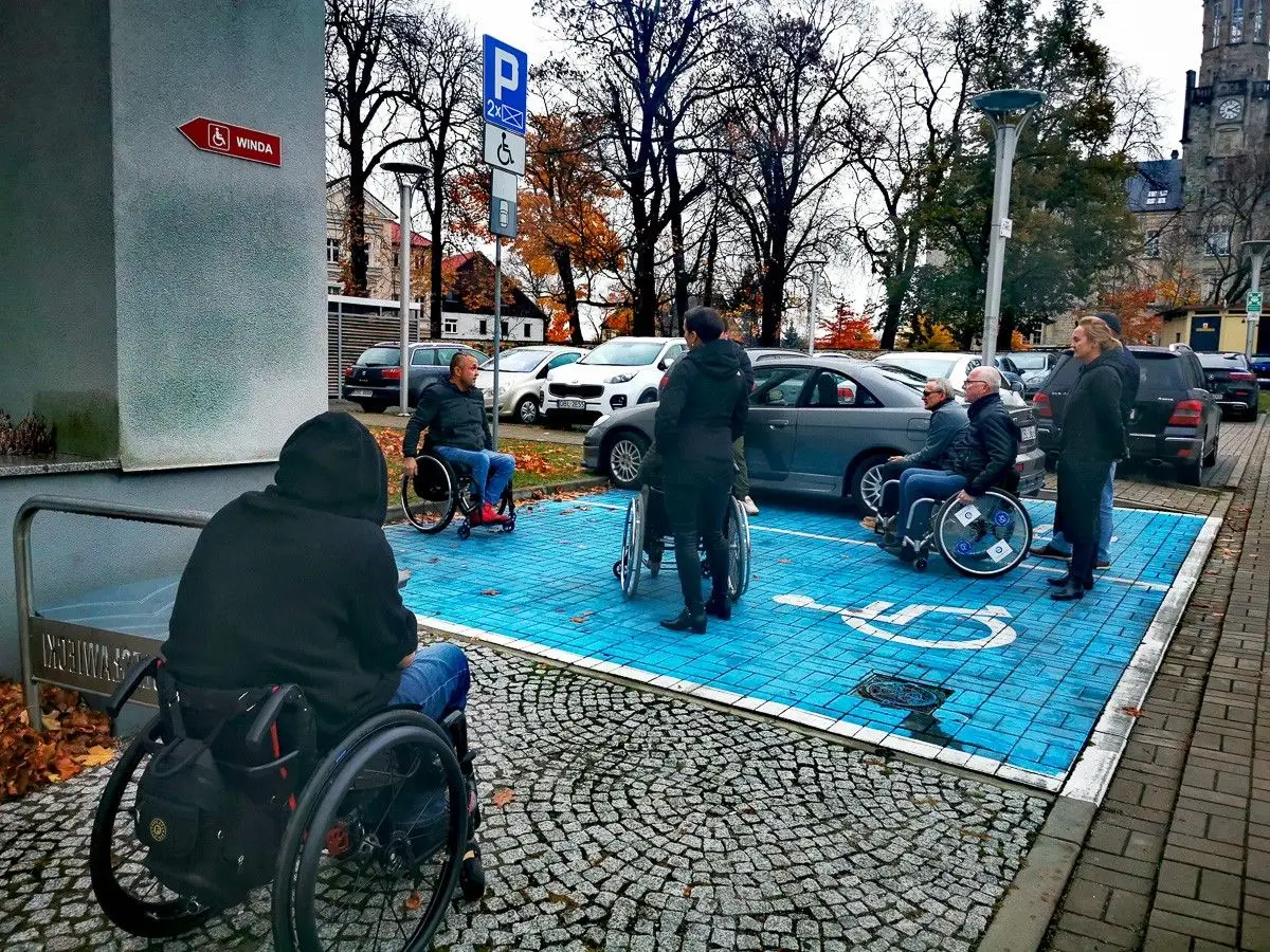 Z wyczuciem do osób o szczególnych potrzebach. Wyjątkowe szkolenie w bolesławieckim Starostwie