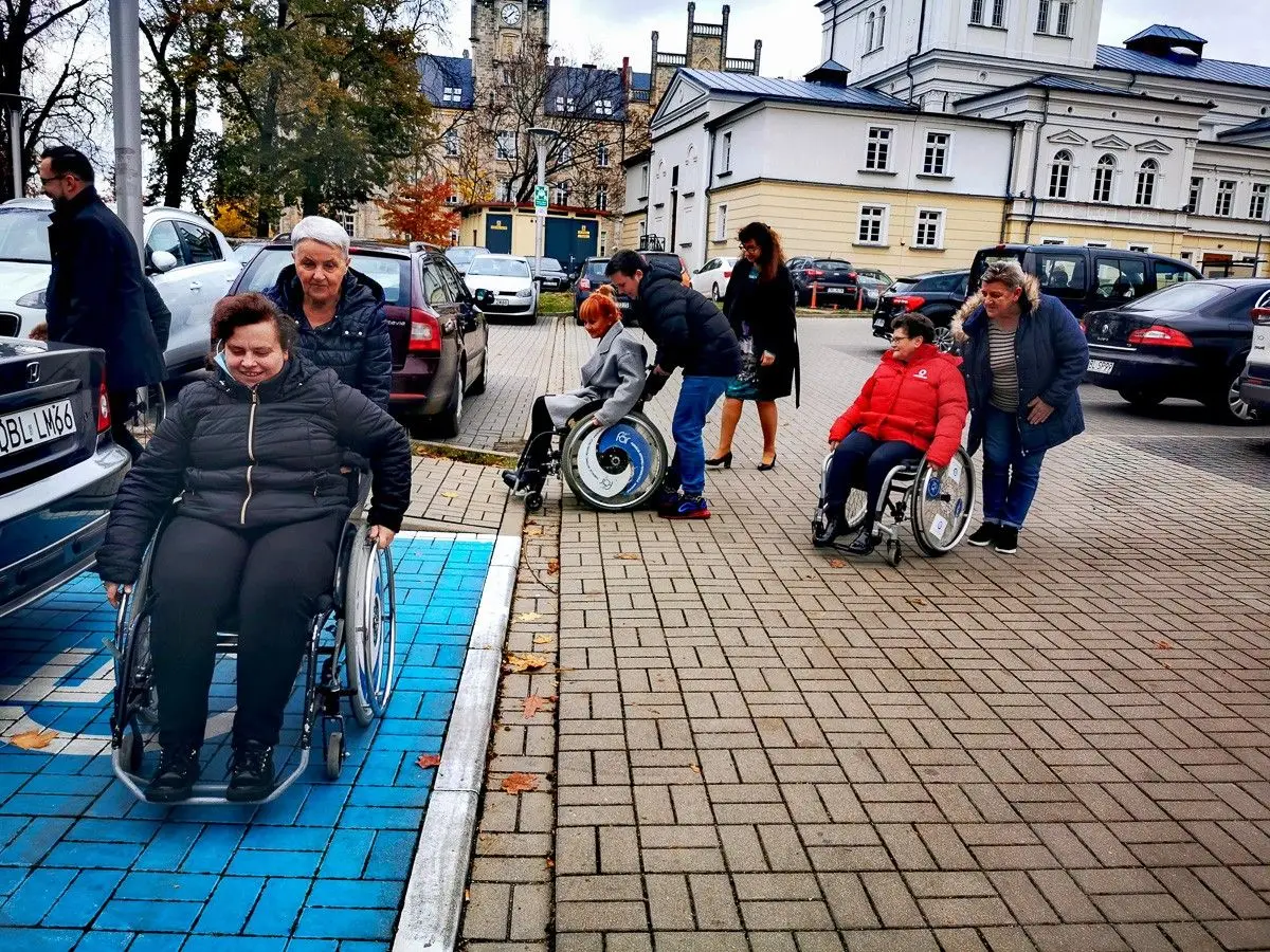 Z wyczuciem do osób o szczególnych potrzebach. Wyjątkowe szkolenie w bolesławieckim Starostwie