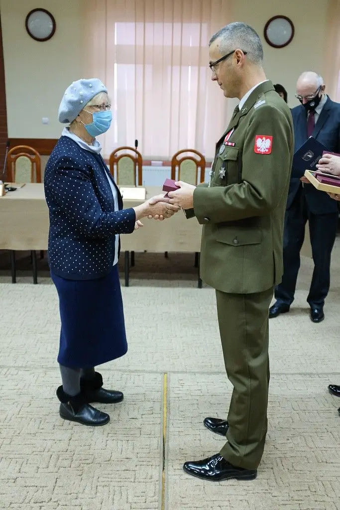 Rodzice wzorowych wojskowych z gminy Bolesławiec docenieni przez ministra obrony narodowej Mariusza Błaszczaka
