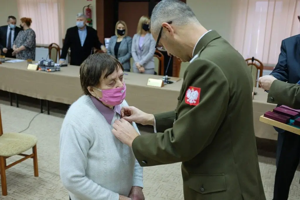 Rodzice wzorowych wojskowych z gminy Bolesławiec docenieni przez ministra obrony narodowej Mariusza Błaszczaka