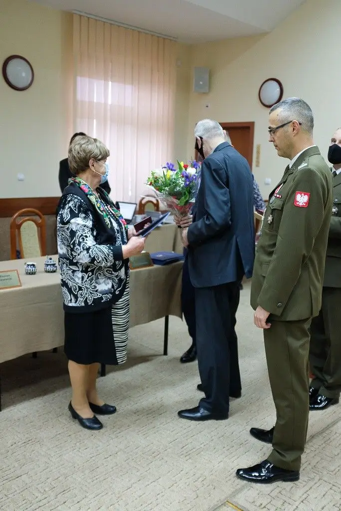 Rodzice wzorowych wojskowych z gminy Bolesławiec docenieni przez ministra obrony narodowej Mariusza Błaszczaka