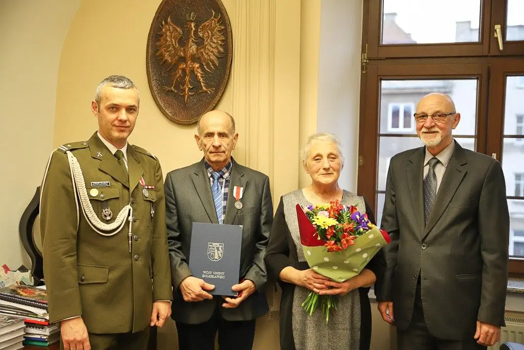 Rodzice wzorowych wojskowych z gminy Bolesławiec docenieni przez ministra obrony narodowej Mariusza Błaszczaka