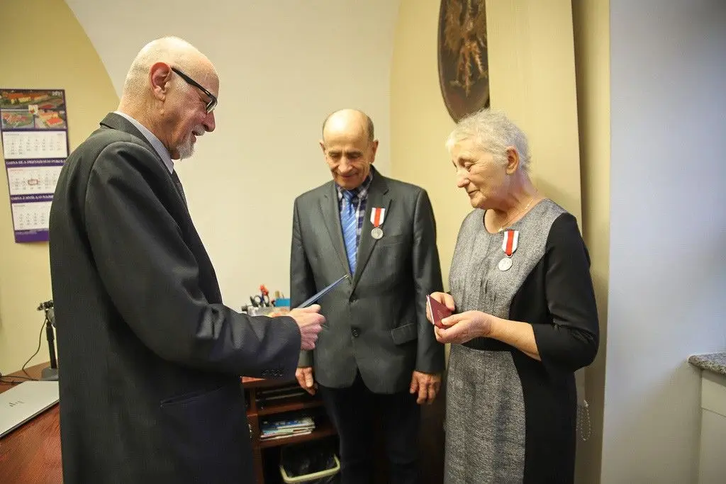 Rodzice wzorowych wojskowych z gminy Bolesławiec docenieni przez ministra obrony narodowej Mariusza Błaszczaka