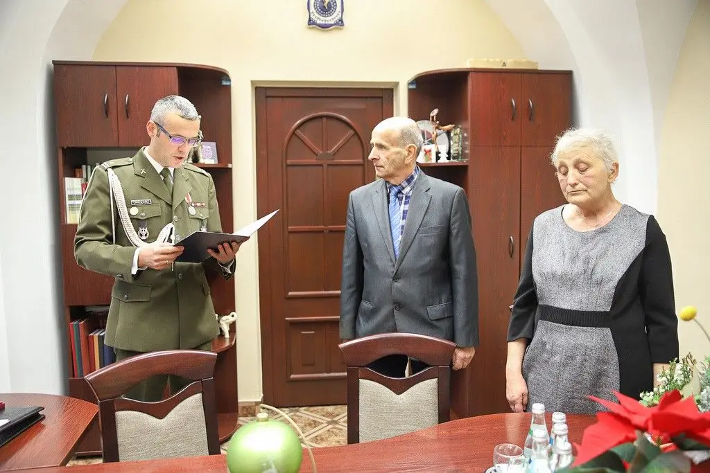 Rodzice wzorowych wojskowych z gminy Bolesławiec docenieni przez ministra obrony narodowej Mariusza Błaszczaka