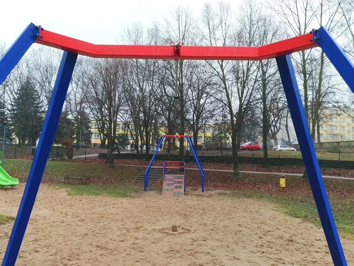 Tyrolka na placu zabaw przy ulicy Łukasiewicza