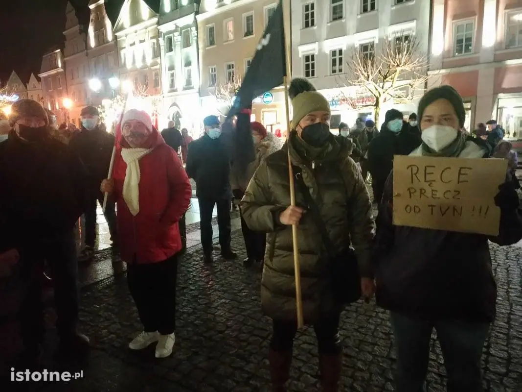 Protest przeciwko lex TVN na bolesławieckim rynku