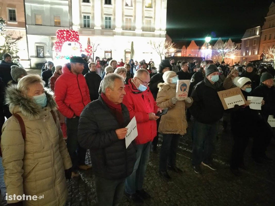 Protest przeciwko lex TVN na bolesławieckim rynku