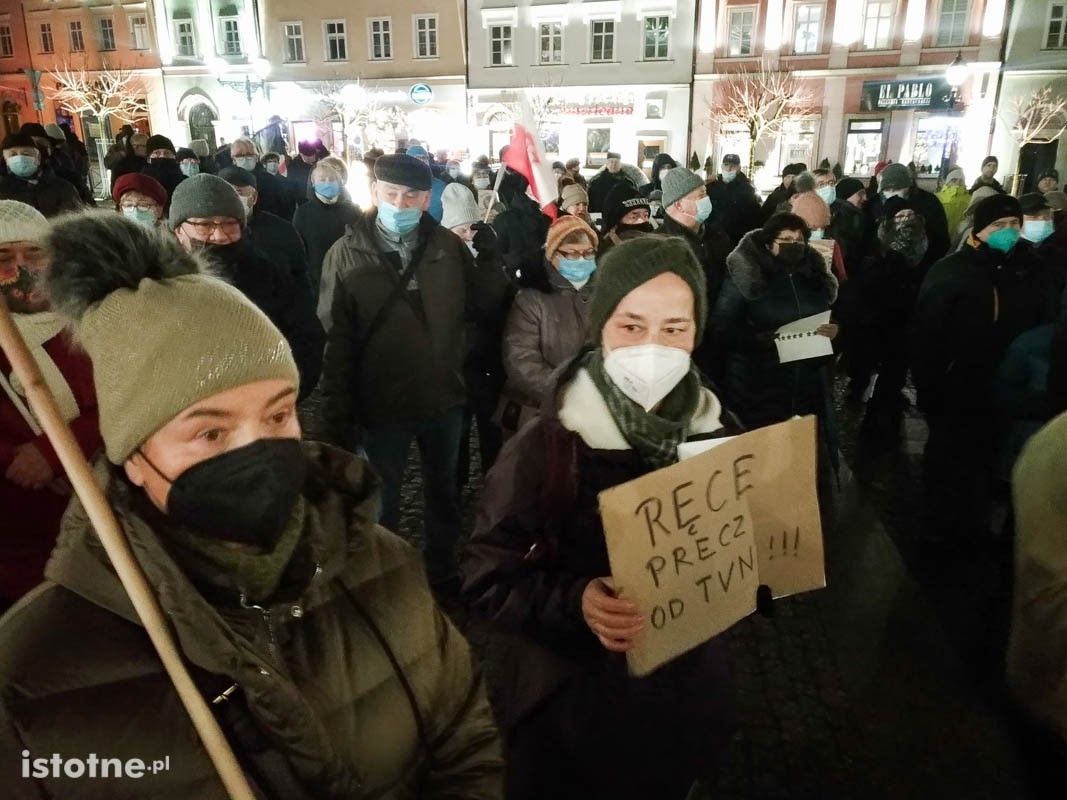 Protest przeciwko lex TVN na bolesławieckim rynku