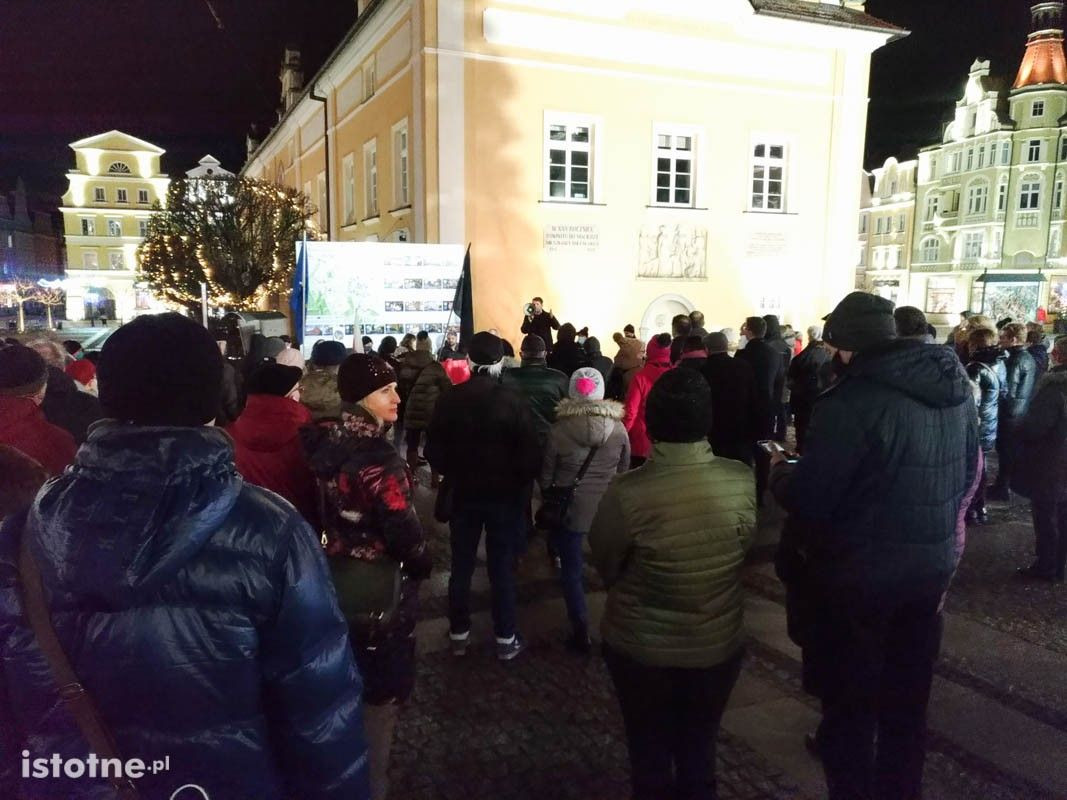Protest przeciwko lex TVN na bolesławieckim rynku