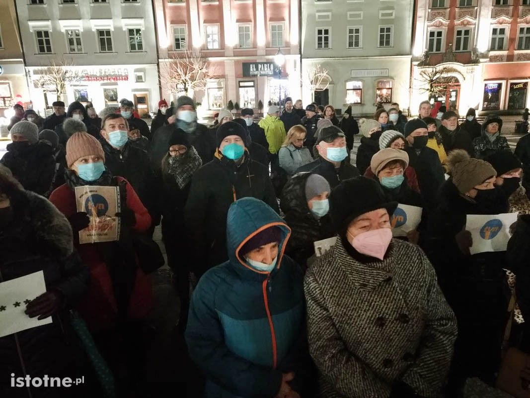 Protest przeciwko lex TVN na bolesławieckim rynku