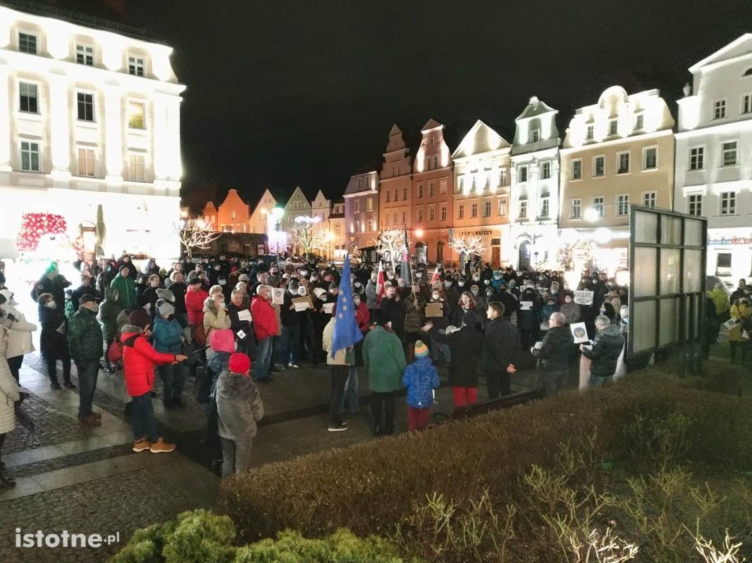 Protest przeciwko lex TVN na bolesławieckim rynku