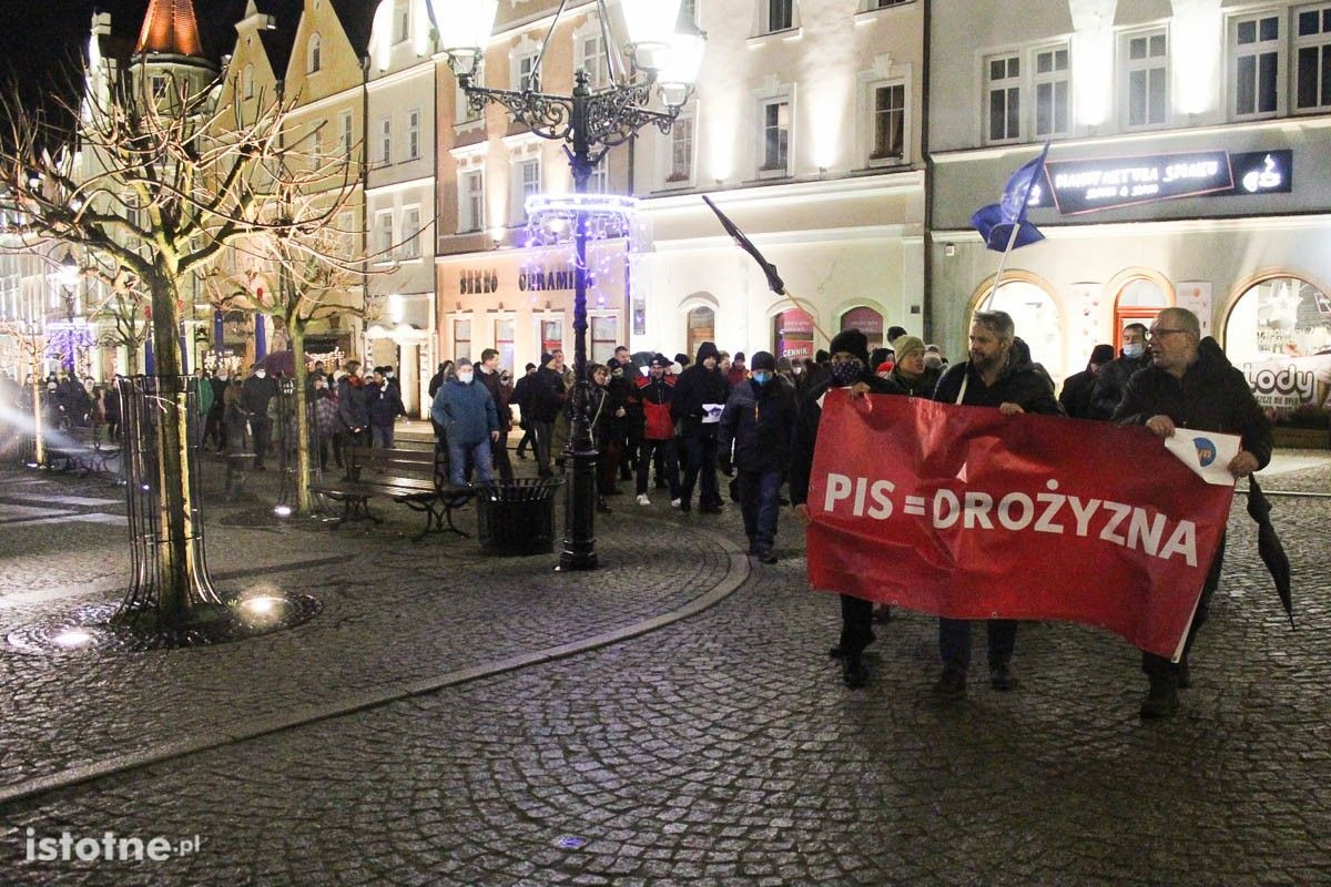 Protest przeciwko lex TVN na bolesławieckim rynku