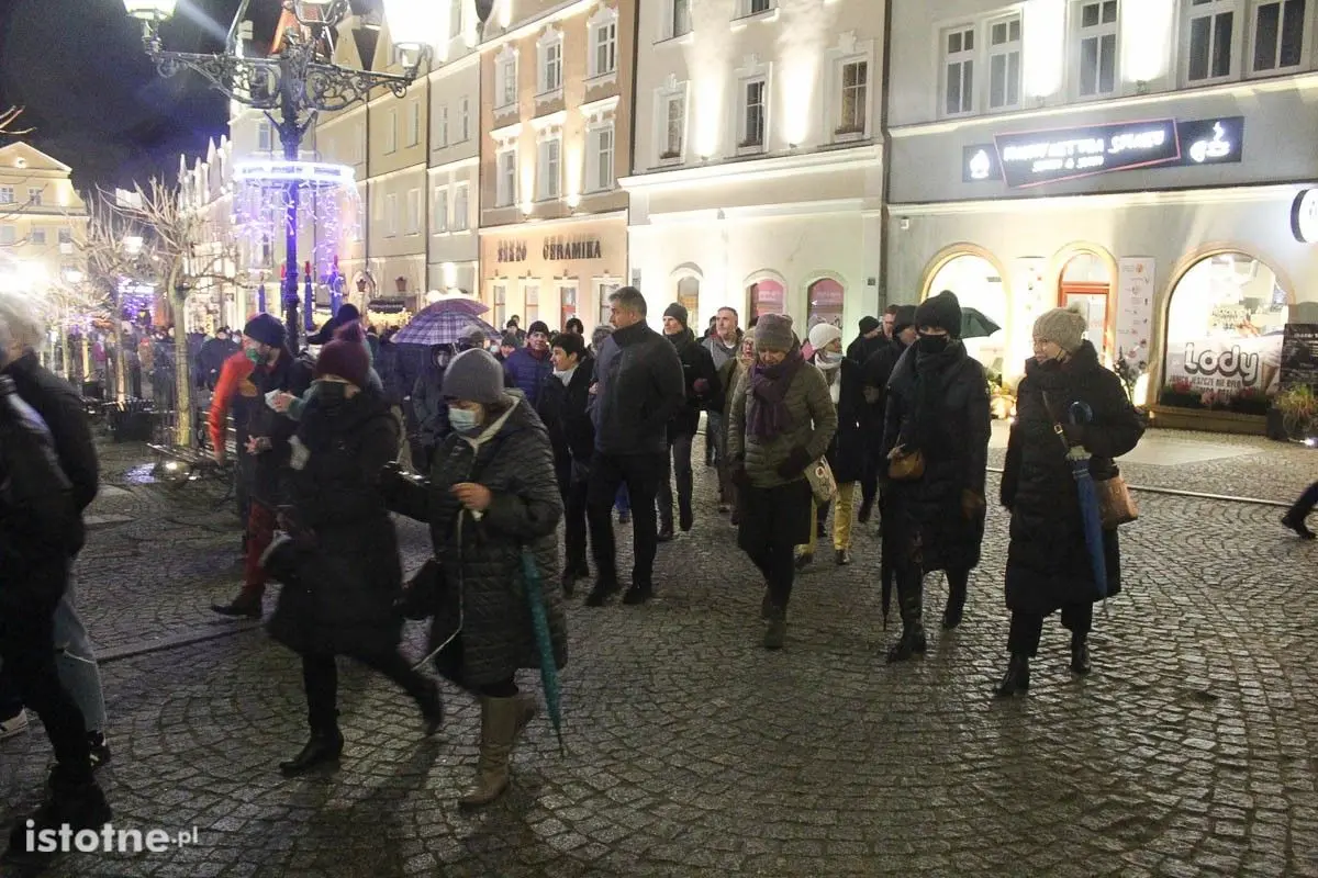 Protest przeciwko lex TVN na bolesławieckim rynku