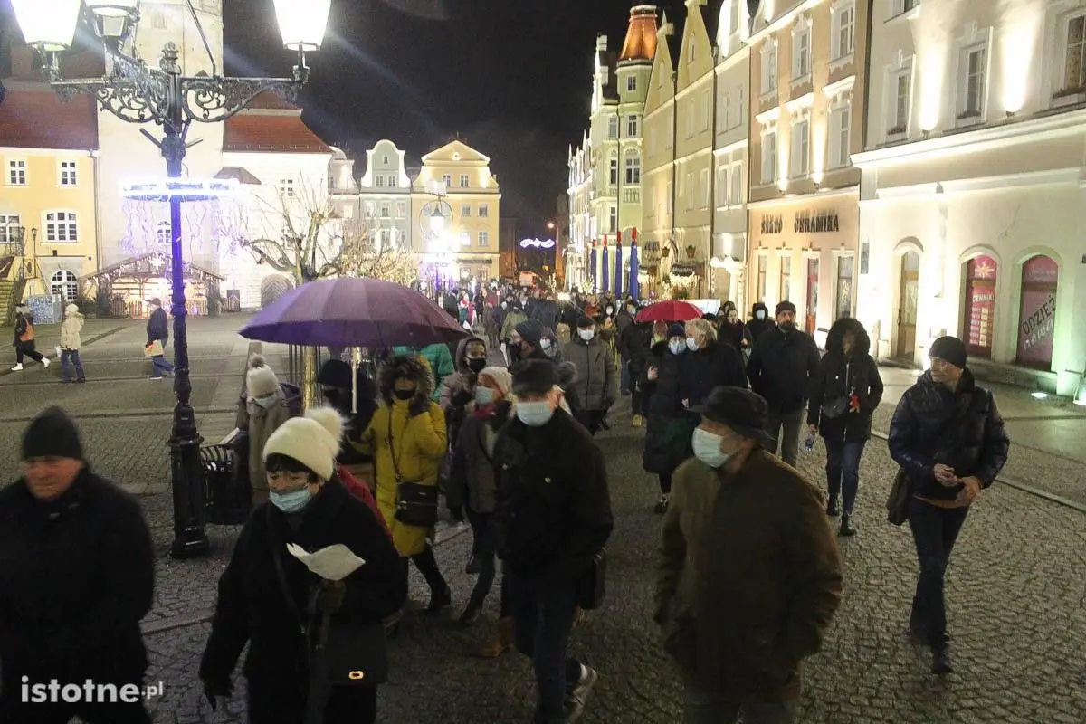 Protest przeciwko lex TVN na bolesławieckim rynku