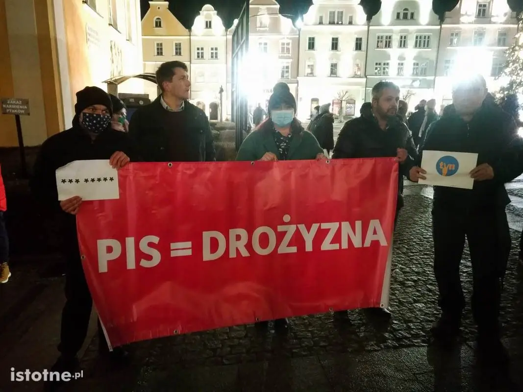 Protest przeciwko lex TVN na bolesławieckim rynku