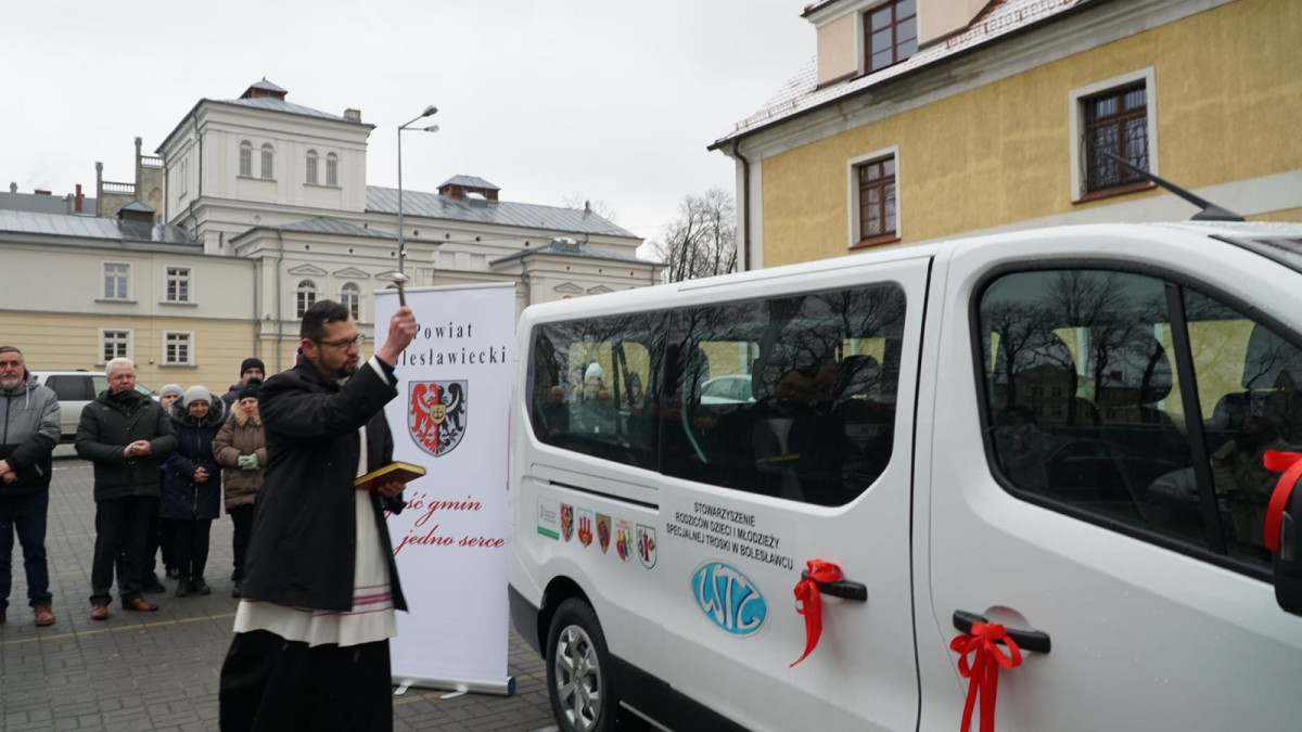 Warsztaty Terapii Zajęciowej z nowym busem