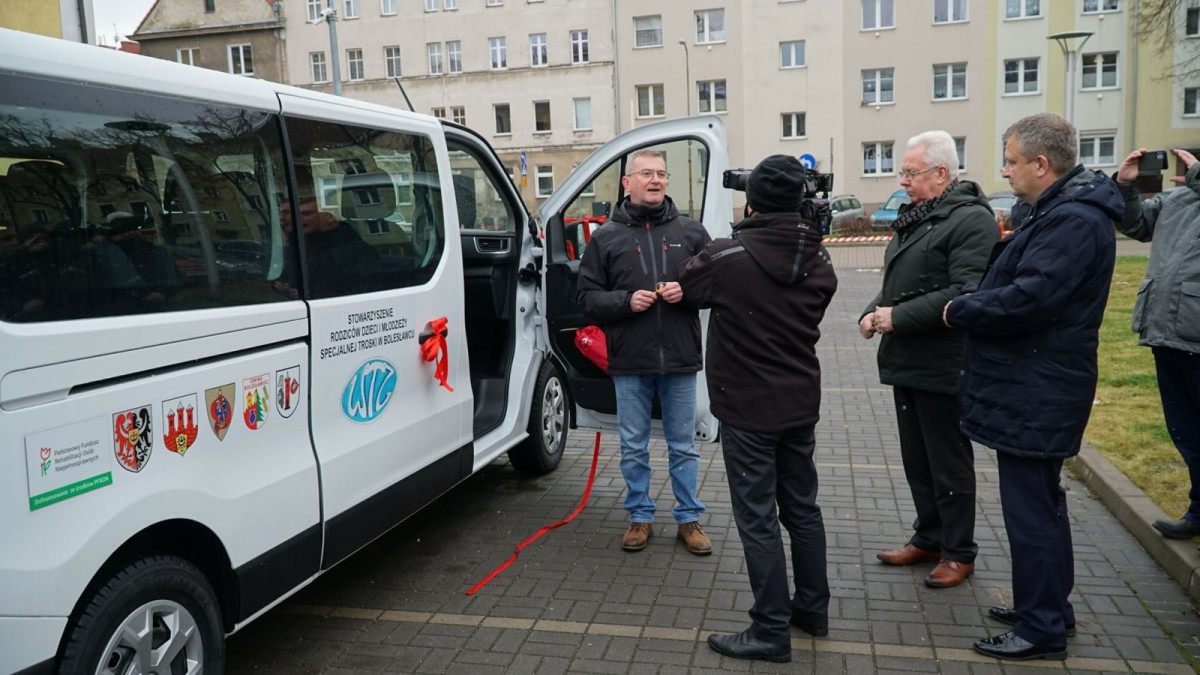 Warsztaty Terapii Zajęciowej z nowym busem