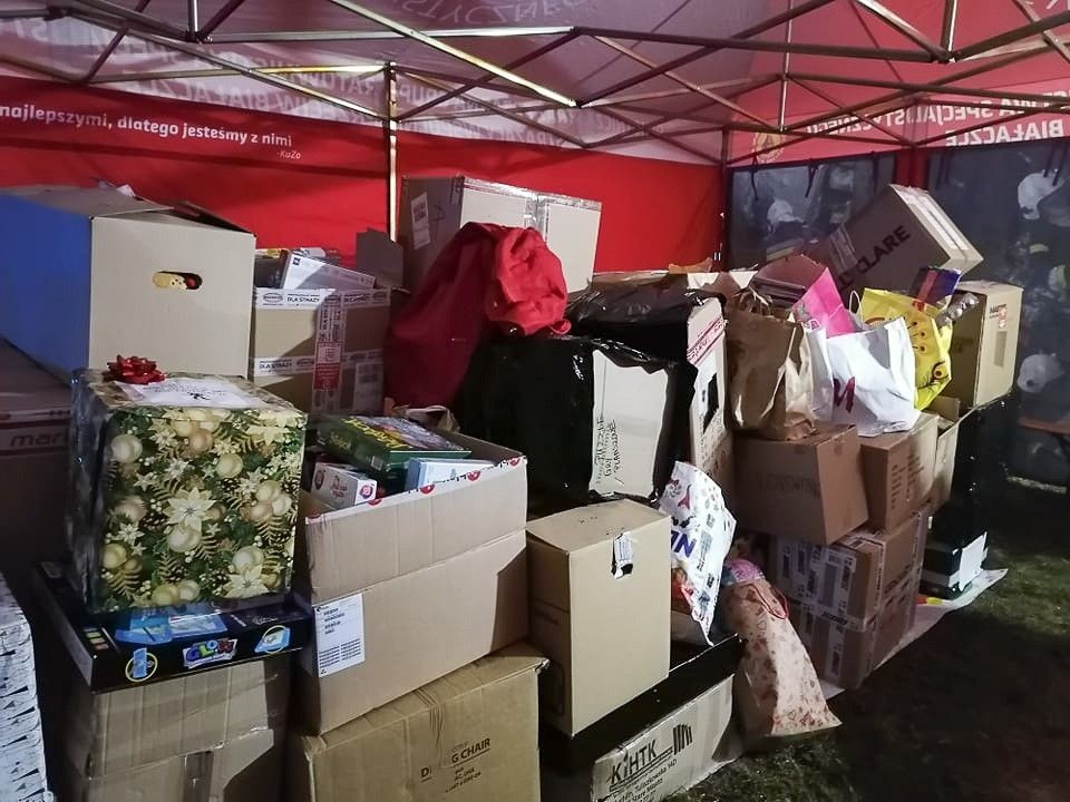 Strażacy z paczkami dla dzieci z chorobami nowotworowymi