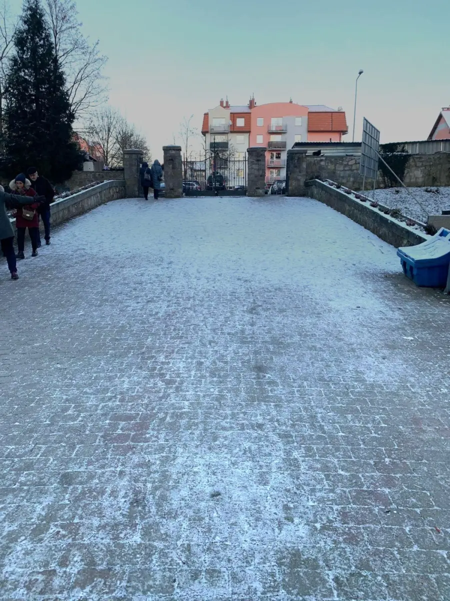Oblodzine zejście na cmentarz