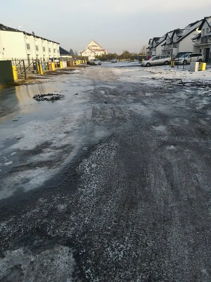 Lód na drodze przy ulicy Sokolej w Bolesławcu