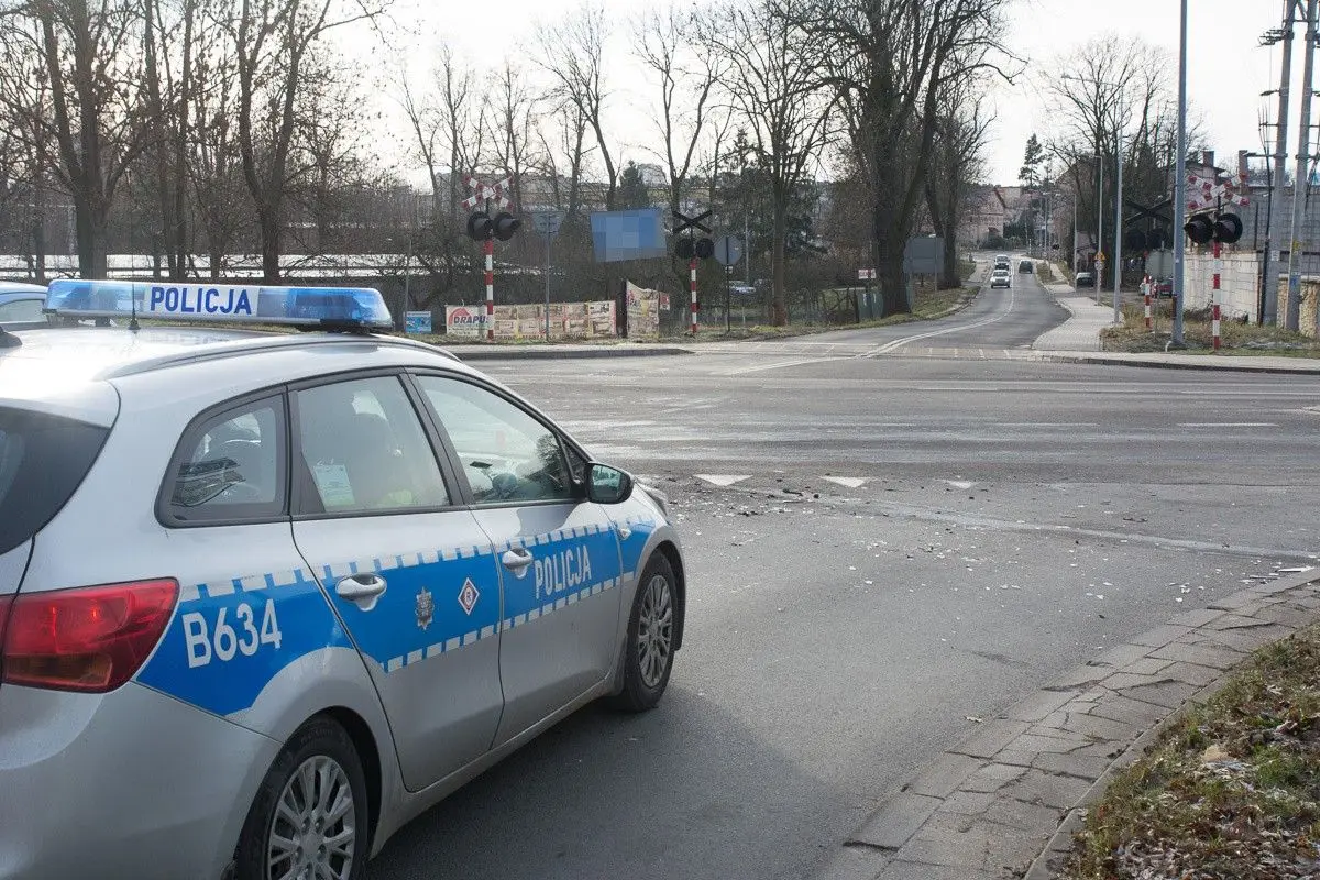 Zderzenie aut przy skrzyżowaniu Modłowa–Cieszkowskiego w Bolesławcu