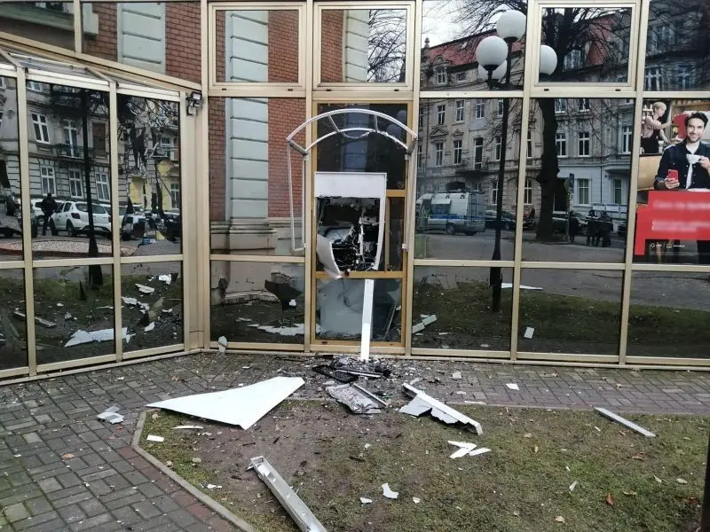 Zniszczony bankomat