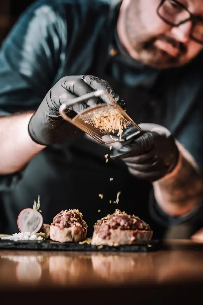 Szef kuchni przygotowujący danie w restauracji