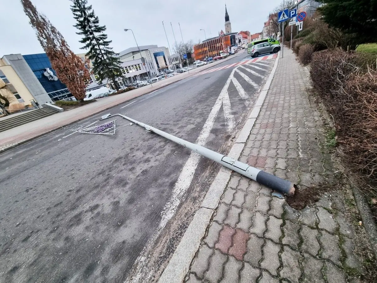 Latarnia runęła na Asnyka