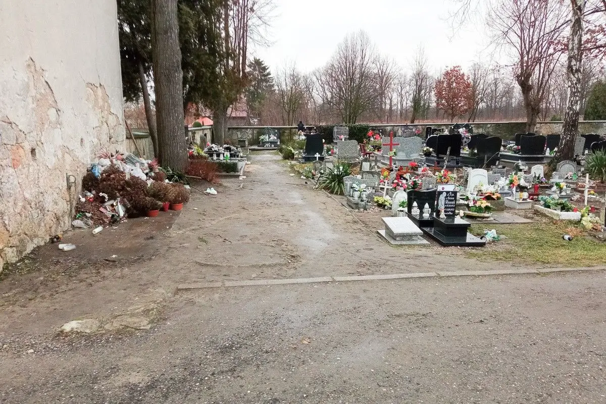 Cmentarz w Nowogrodźcu