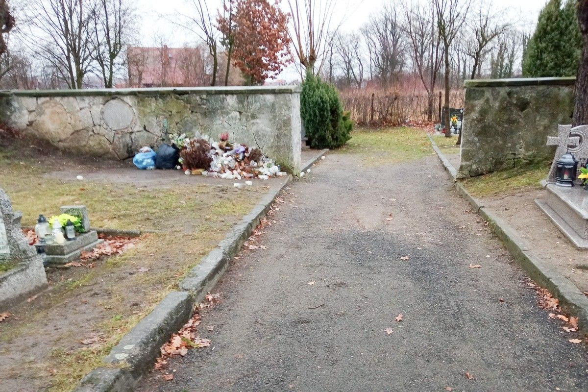 Cmentarz w Nowogrodźcu