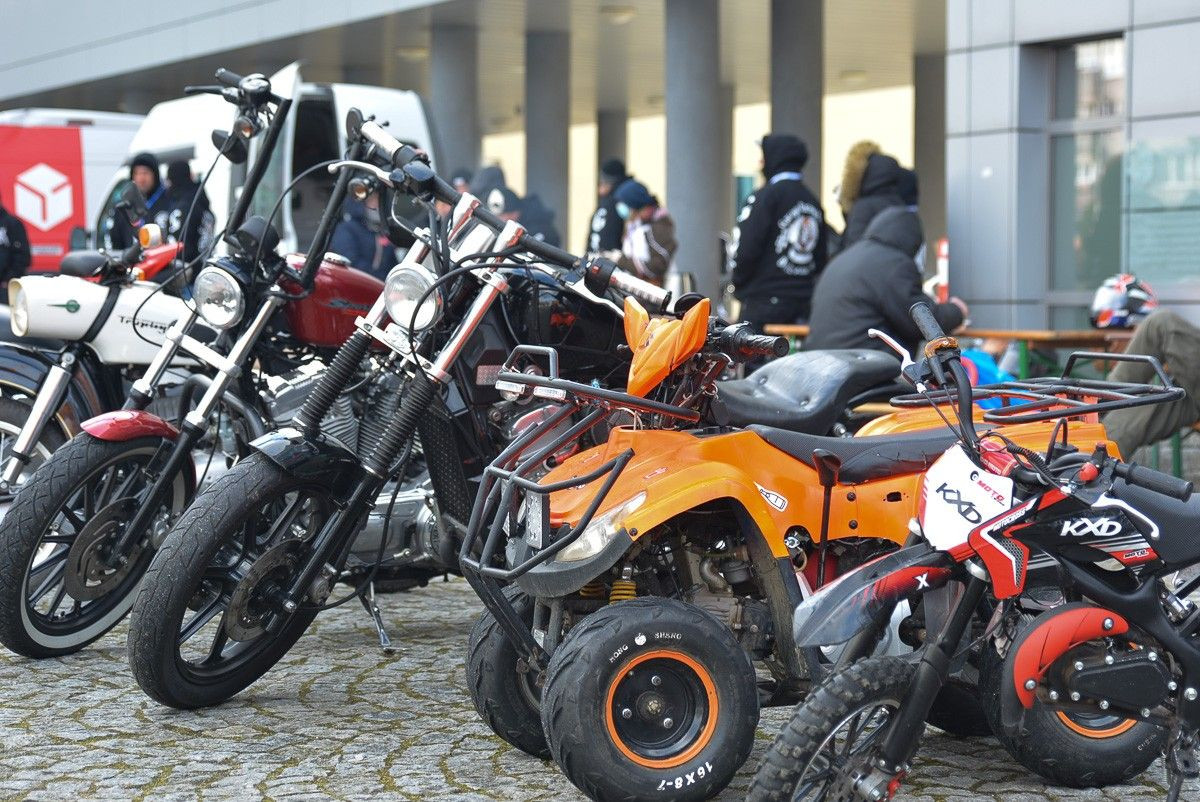 Rajdowa WOŚP i kapitalne motocykle przy Piłsudskiego w Bolesławcu