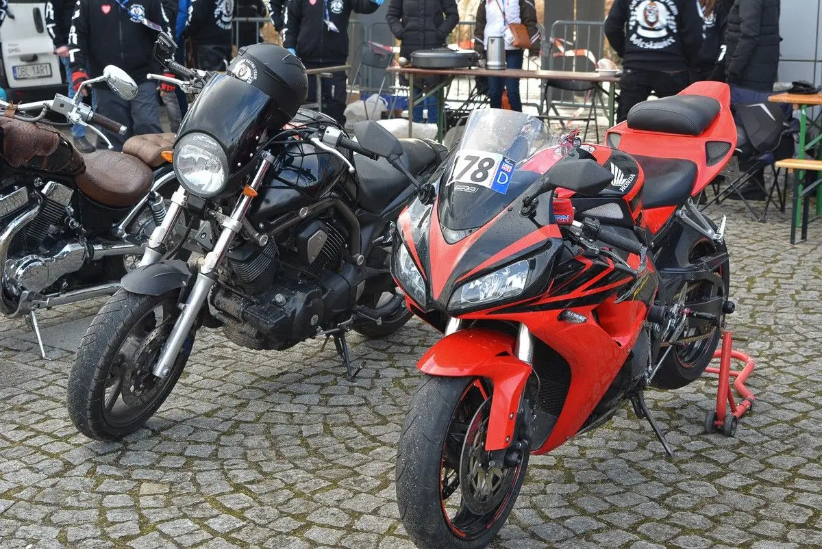 Rajdowa WOŚP i kapitalne motocykle przy Piłsudskiego w Bolesławcu