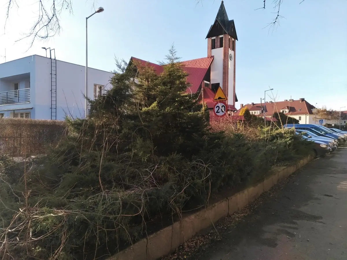Składowisko butelek po alkoholu niedaleko kościoła przy Łasickiej