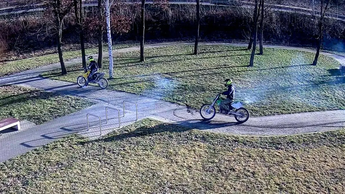Motocykliści wtargnęli na bolesławiecki skatepark i zniszczyli nawierzchnię
