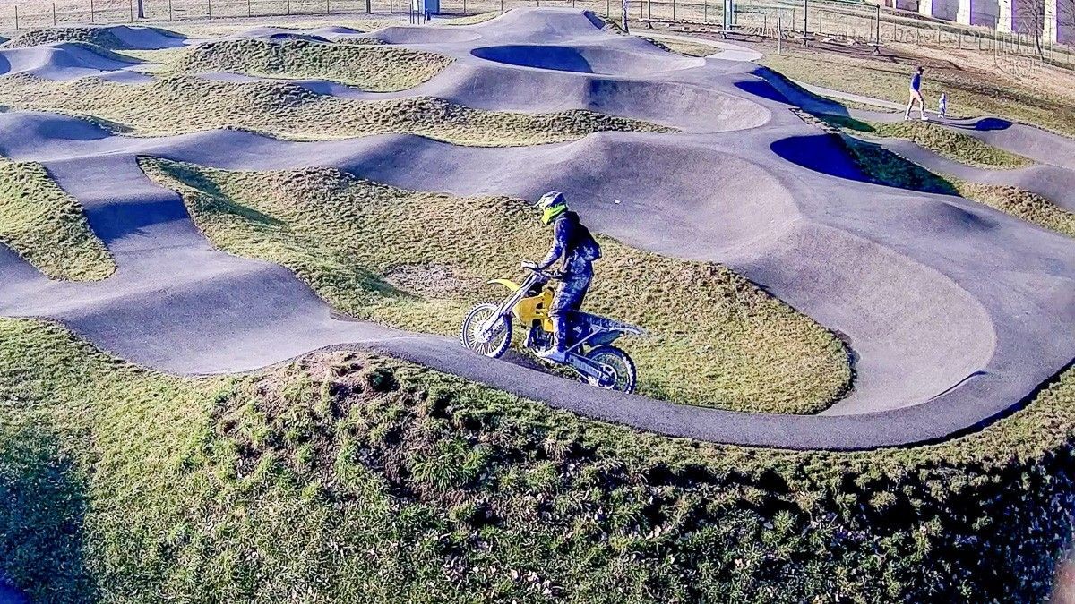 Motocykliści wtargnęli na bolesławiecki skatepark i zniszczyli nawierzchnię
