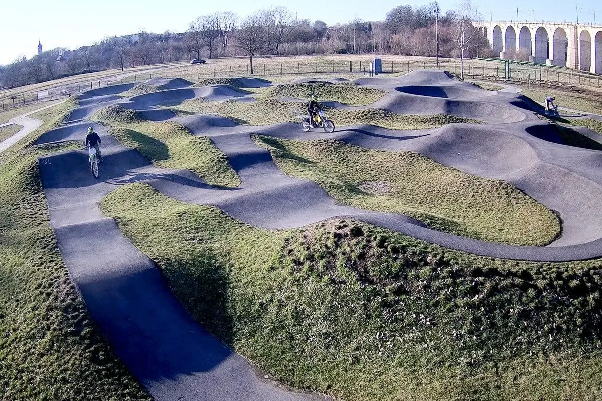 Motocykliści wtargnęli na bolesławiecki skatepark i zniszczyli nawierzchnię