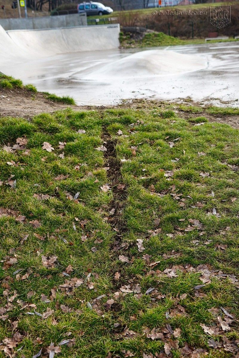 Motocykliści wtargnęli na bolesławiecki skatepark i zniszczyli nawierzchnię